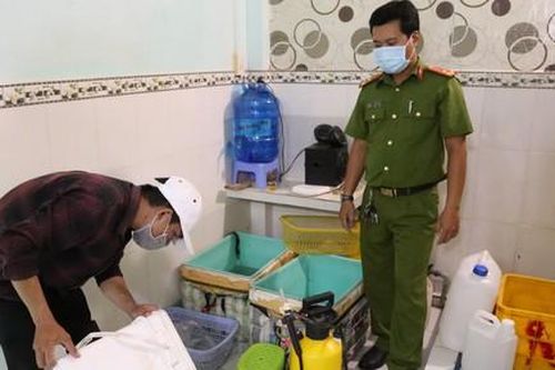 Bắt quả tang vụ bơm tạp chất vào tôm sú trước khi đưa đi tiêu thụ