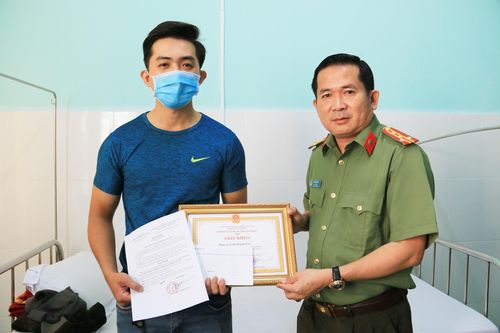 An Giang: Con nghiện dùng kim tiêm đâm công an