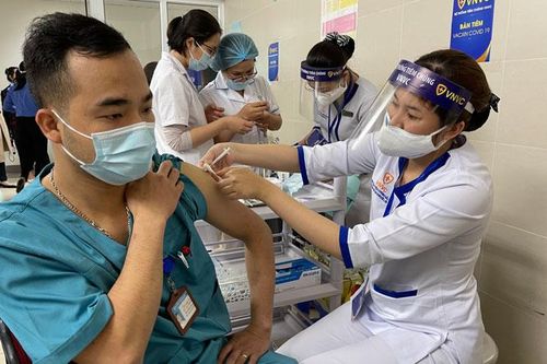 Sau tiêm vắc xin Covid-19, 36 nhân viên y tế của Bệnh viện Thanh Nhàn đã trở lại làm việc