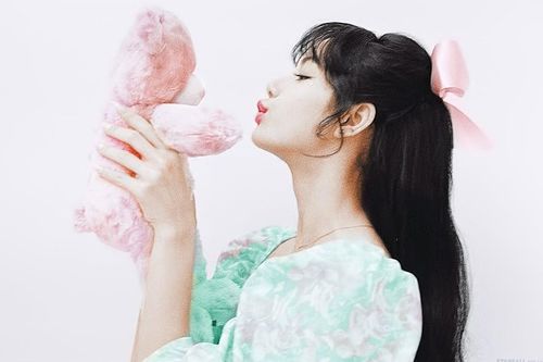 Trước khi trở thành Lalisa, em út BLACKPINK từng có tên khai sinh lạ lùng hơn nhiều