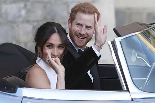 Meghan bị 'tố' ngược: Bảo là Hoàng gia thu mất hộ chiếu, thế mà đi nước ngoài suốt thế này