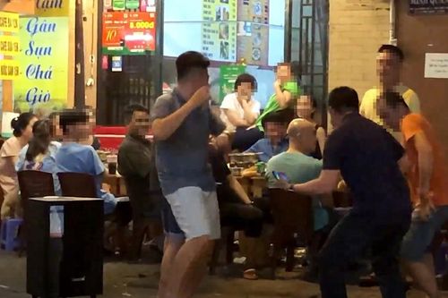 'Người hát karaoke và người nghe đều bị ảnh hưởng thính giác'