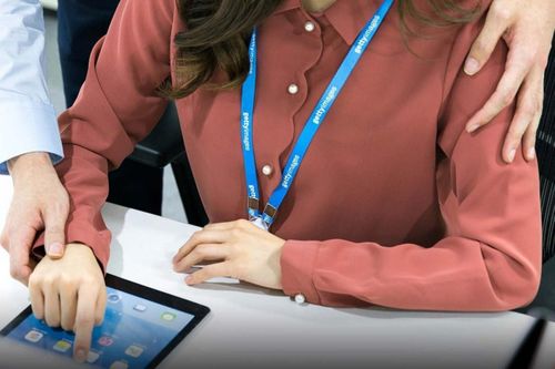 Bồi thường 15.000 USD vì nhắn tin quấy rối đồng nghiệp nữ