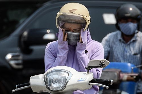 Cẩn thận khi sử dụng xe máy vào mùa nắng nóng