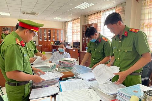 Bắt 3 cán bộ thuế ở An Giang
