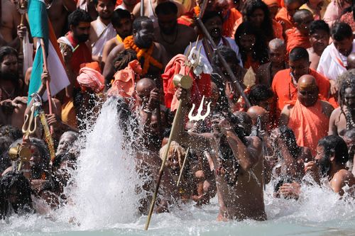 Thánh nhân Naga Sadhus vung kiếm và đinh ba ở lễ hội tắm sông Hằng