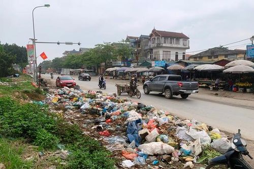 Rác thải ngập Quốc lộ 6, đoạn qua huyện Chương Mỹ