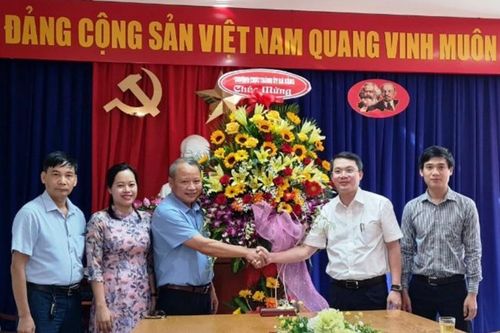 Thành ủy Đà Nẵng chúc mừng 70 năm Báo Nhân Dân ra số đầu