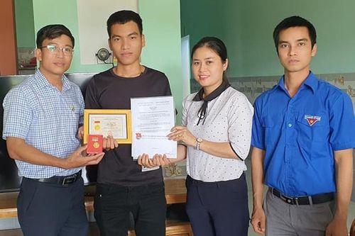 Trao huy hiệu Tuổi trẻ dũng cảm tặng người cứu ba học sinh đuối nước