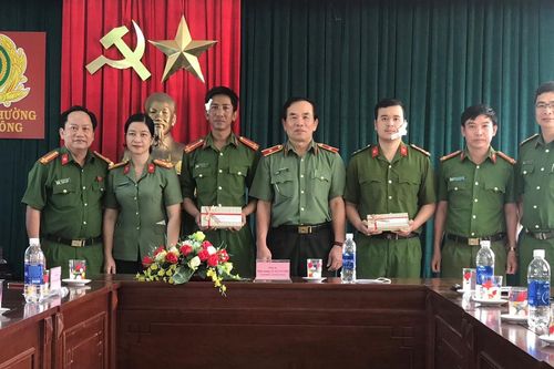 Giám đốc Công an thành phố thăm 2 chiến sĩ bị thương trong khi làm nhiệm vụ