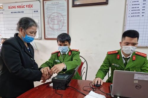 Người dân Thủ đô hào hứng đi làm thẻ căn cước công dân