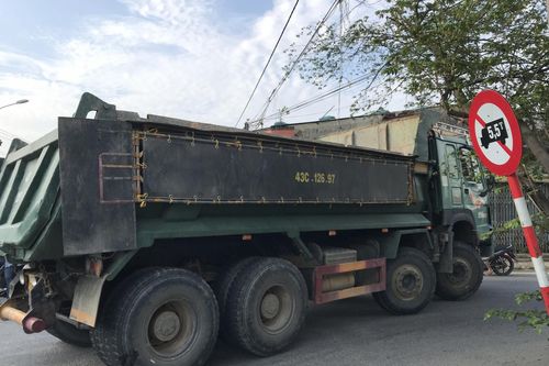 Đà Nẵng: Xe tải lớn ngang nhiên chạy vào đường cấm