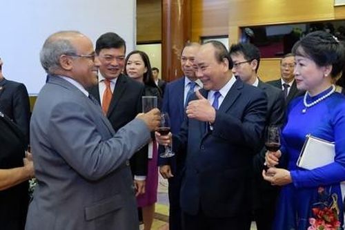 Mời chiêu đãi và đi dự tiệc chiêu đãi