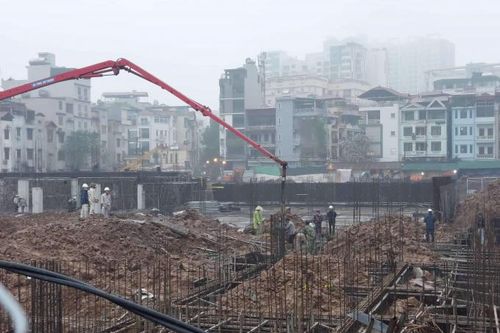 Cầu Giấy (Hà Nội): Dự án thi công trường học bị 'tố' đổ bê tông dưới mưa, không đảm bảo an toàn lao động!