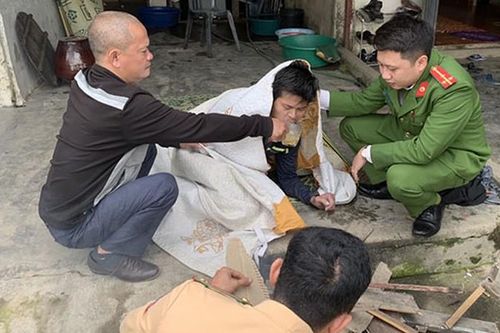Cảnh sát lao xuống sông Lam cứu người đàn ông nhảy cầu tự vẫn