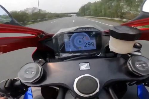 Công an làm việc với người điều khiển mô tô tốc độ 300km/h trên Đại lộ Thăng Long