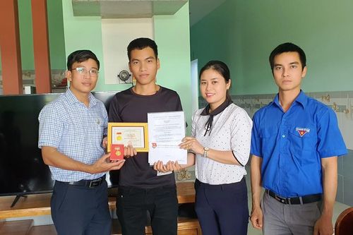 Trao huy hiệu Tuổi trẻ dũng cảm cho thanh niên cứu 3 học sinh đuối nước
