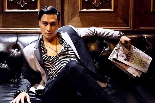 Việt Anh ngày càng sành điệu kể từ khi phẫu thuật thẩm mỹ