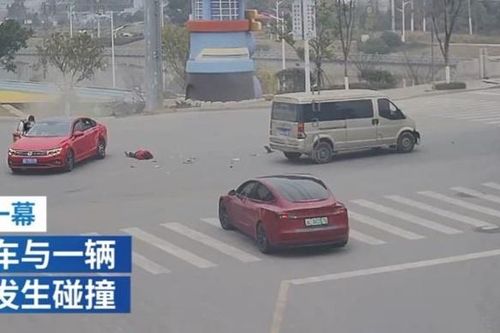 Không thắt dây an toàn, bé gái văng ra khỏi ô tô giữa ngã tư