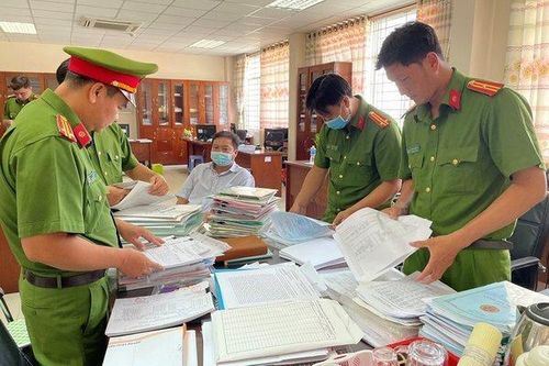 Triệt phá đường dây mua bán hóa đơn, bắt giam 3 cán bộ chi cục thuế