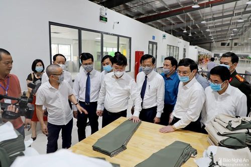 Chủ tịch UBND tỉnh Nguyễn Đức Trung thăm các mô hình kinh tế tại huyện Yên Thành