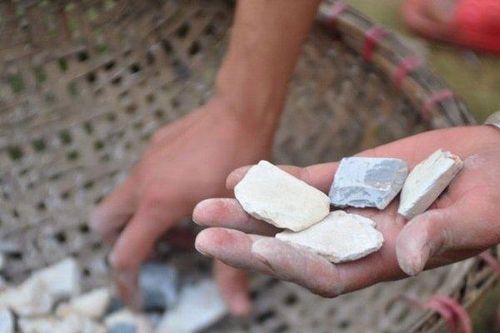 Sự thực cụ ông ăn sống đất đá hàng ngày để chữa đau bụng