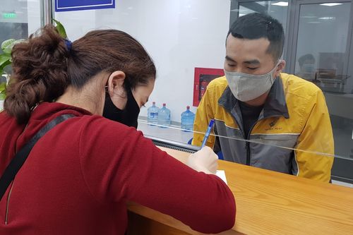 Nhận thẻ CCCD tại nhà qua bưu điện tạo sự thuận tiện, tiết kiệm thời gian cho người dân.