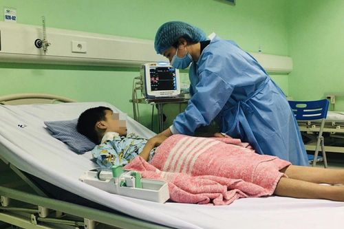 Lần đầu tiên cắt thận cũ, ghép thận mới cho trẻ bị suy thận vì đột biến gen hiếm gặp