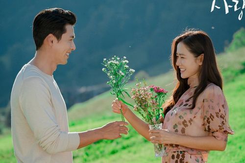 Son Ye Jin bấm 'like' loạt bài đăng về Hyun Bin: Cưới đi chờ chi!
