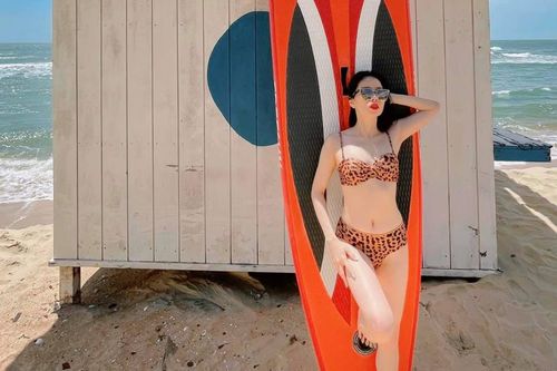 Lệ Quyên thả dáng bốc lửa cùng bikini hổ báo, hông quả táo, eo con ong khoe hết ra