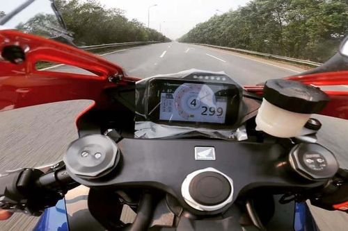 Tài xế Honda CBR phóng gần 300km/h trên đại lộ Thăng Long, đăng cả video lên MXH để khoe chiến tích