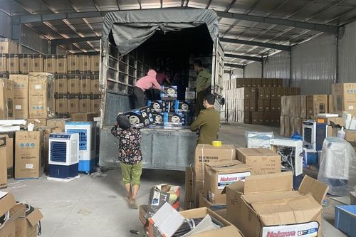 Hưng Yên: Phát hiện kho hàng gia dụng lớn có dấu hiệu nhập lậu