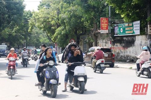 Chấp hành quy định lắp gương chiếu hậu cho xe máy điện khi tham gia giao thông