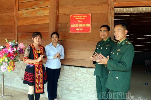 Bàn giao 'Mái ấm chiến sĩ nơi biên giới'