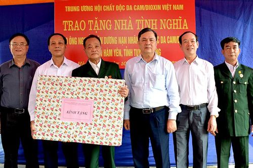 Trao tặng 2 nhà tình nghĩa cho nạn nhân da cam