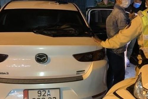 Dừng xe ô tô chạy quá tốc độ, CSGT phát hiện nhóm nam nữ tàng trữ ma túy