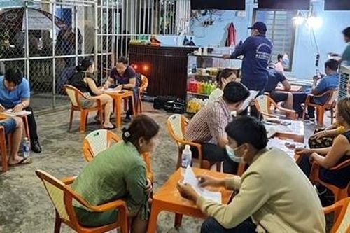 Chủ quán cà phê tổ chức đánh bài xì lát để 'thu tiền xâu'