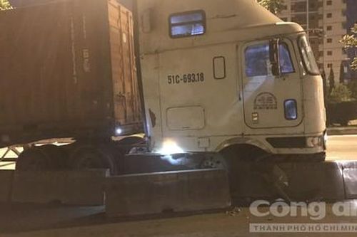 Tài xế container nghi đột quỵ tử vong khi đang lái xe trên xa lộ Hà Nội