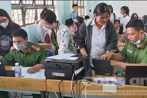 Gia Lai làm 3 ca/ngày, về cơ sở để làm CCCD gắn chip điện tử