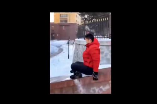 Clip: Chàng trai ngã sấp mặt vì chơi dại