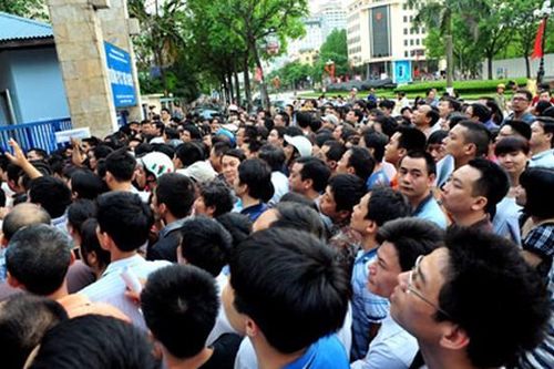 Cuộc đua vào lớp 1: Trẻ học kín tuần, phụ huynh trắng đêm chờ mua hồ sơ