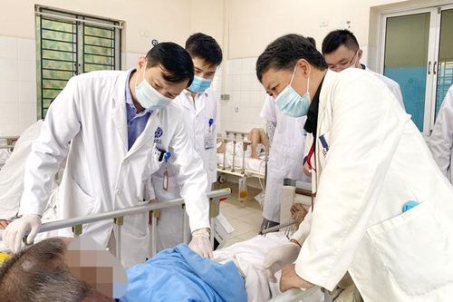 Cấp cứu nam bệnh nhân nhiễm khuẩn nguy hiểm khi châm cứu chữa đau vai gáy