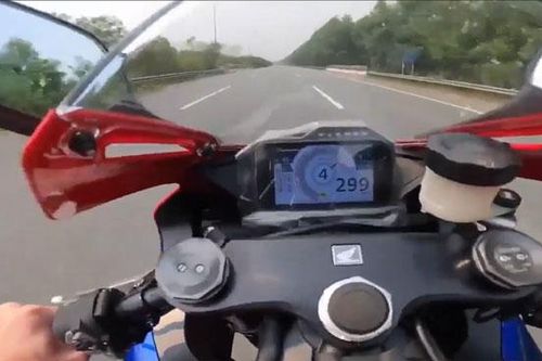 Lái xe mô tô Honda chạy 300 km/h trên đại lộ Thăng Long