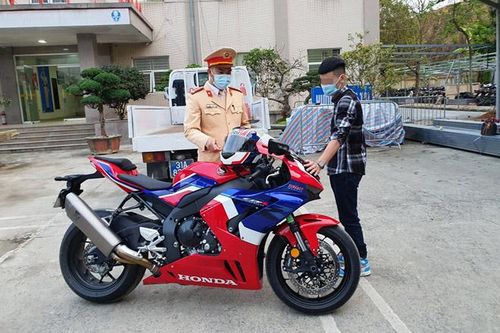 Phạt 10,5 triệu đồng người điều khiển mô tô phân khối lớn chạy gần 300km/h