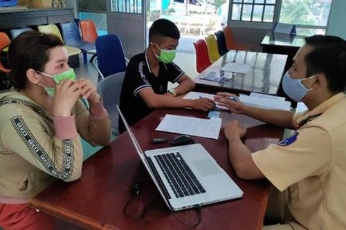 Xử phạt 2 mẹ con chở bạn 'làm xiếc' trên đường
