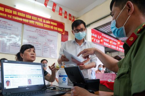 Người dân bất ngờ khi cảnh sát cấp CCCD gắn chip từ sáng đến khuya