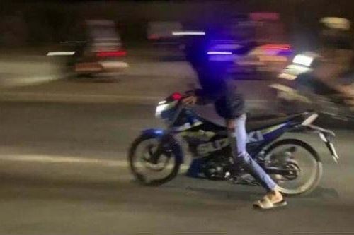 Đua xe náo loạn Bình Dương, 'quái xế' văng lên vỉa hè