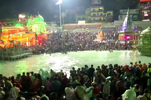 Hàng chục nghìn tín đồ đạo Hindu ngâm mình ở sông Hằng