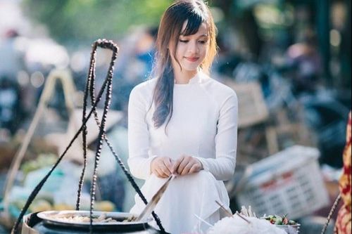 Dạy môn nữ công gia chánh trong trường học ở Huế
