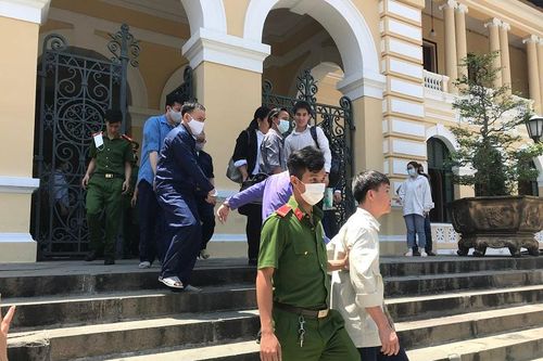 Chủ mưu đường dây sản xuất thực phẩm chức năng và thuốc tây giả bị đề nghị 17-20 năm tù
